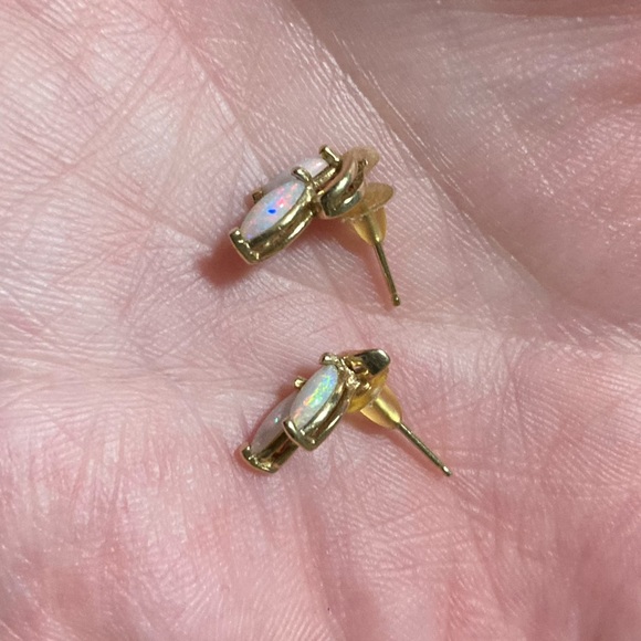 10 Karat gold post earrings with dainty little white fire opal stones - Picture 9 of 16